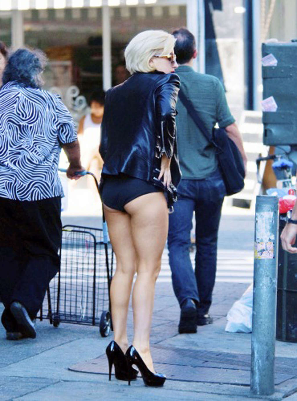 Lady Gaga che mostra il corpo sexy e il culo caldo in biancheria intima sulla strada
 #75331725