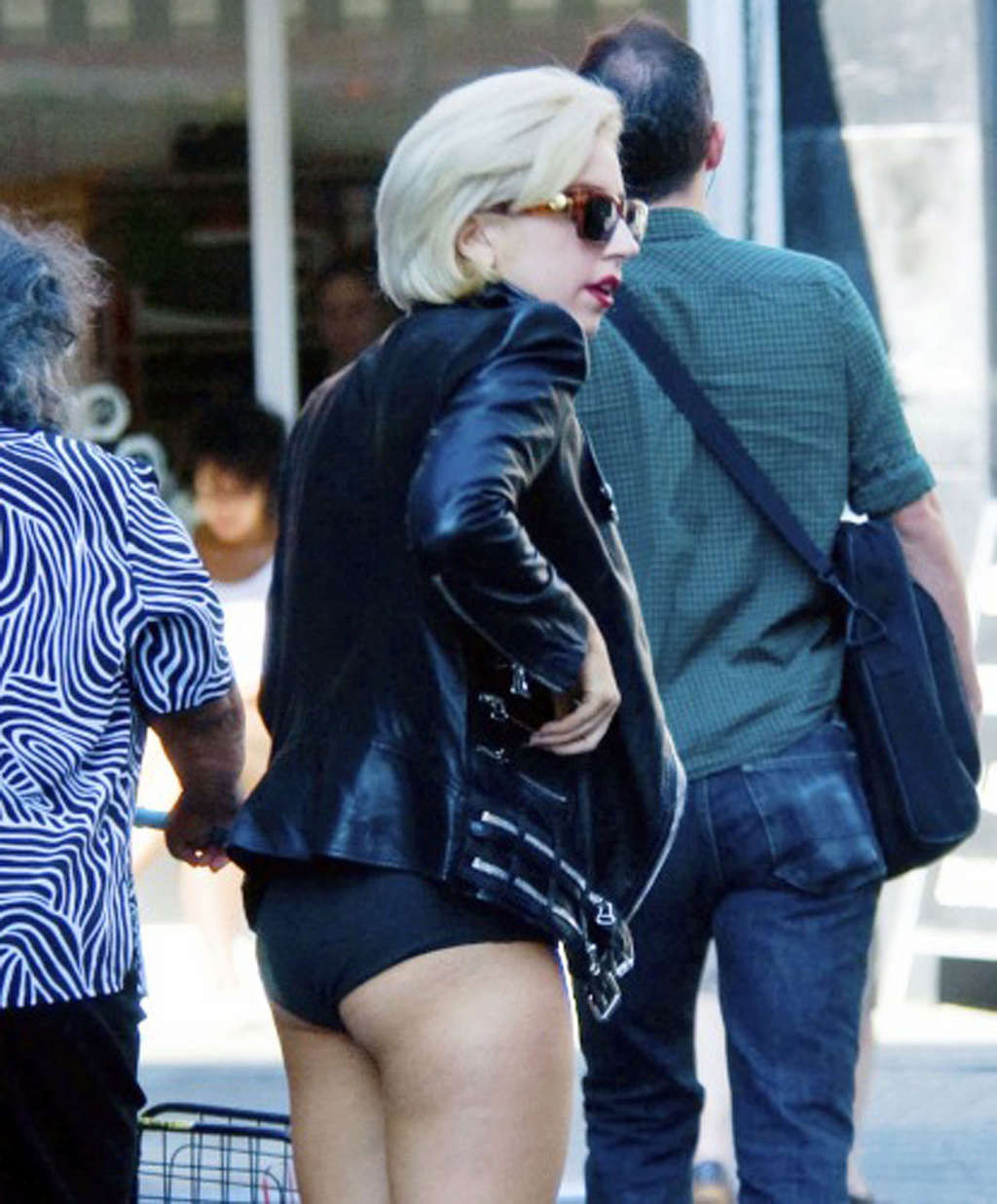 Lady Gaga che mostra il corpo sexy e il culo caldo in biancheria intima sulla strada
 #75331730