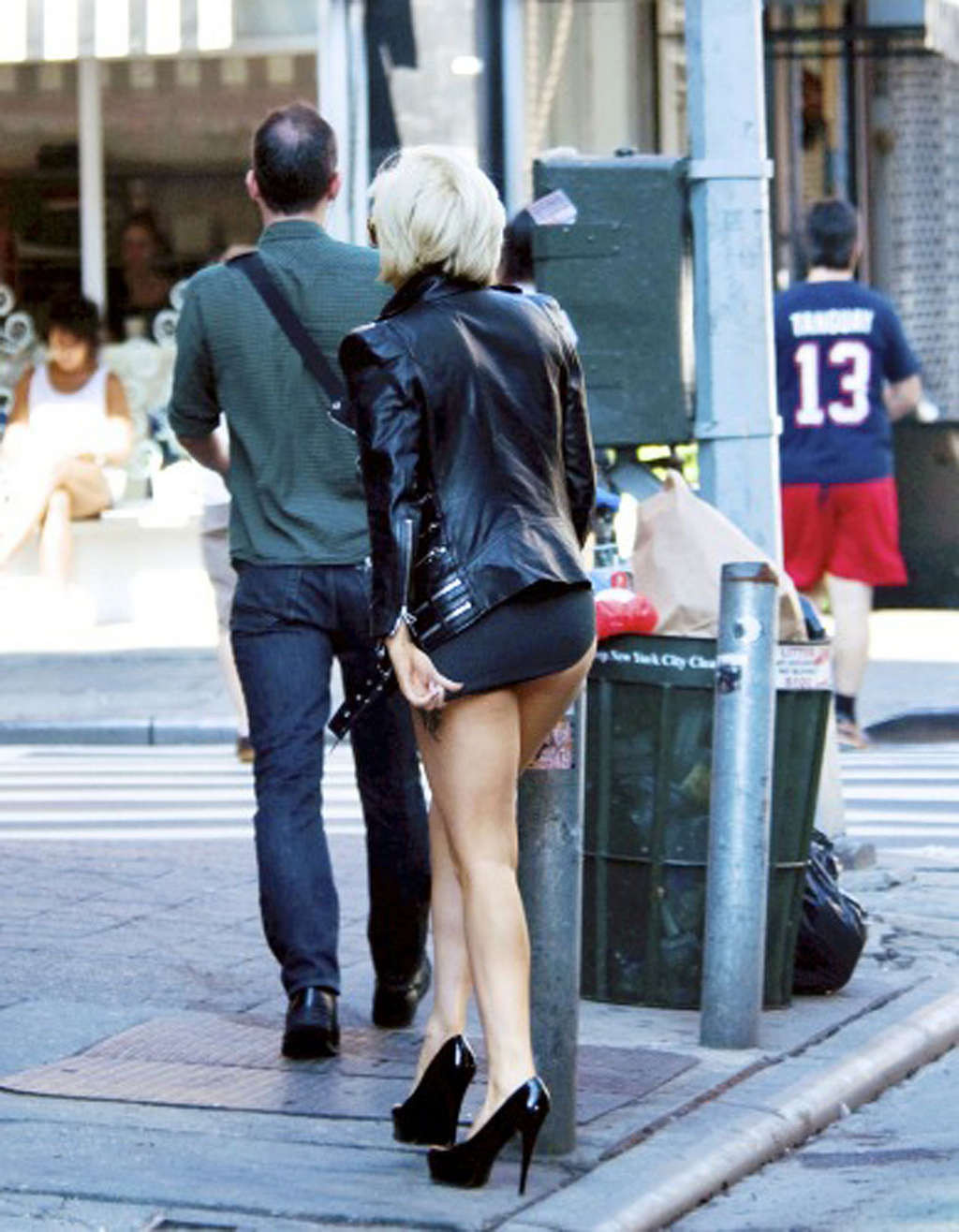 Lady Gaga che mostra il corpo sexy e il culo caldo in biancheria intima sulla strada
 #75331739