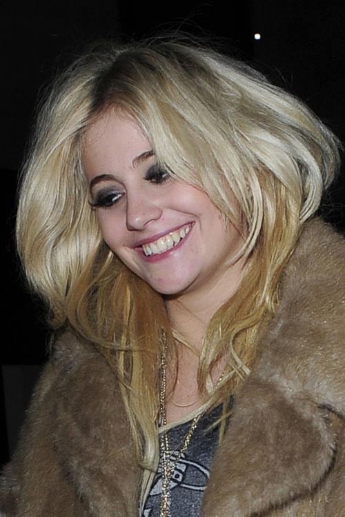 Pixie lott pantimedias upskirts en público
 #75366169