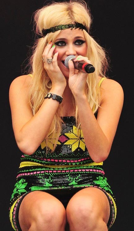 Pixie lott pantimedias upskirts en público
 #75366238