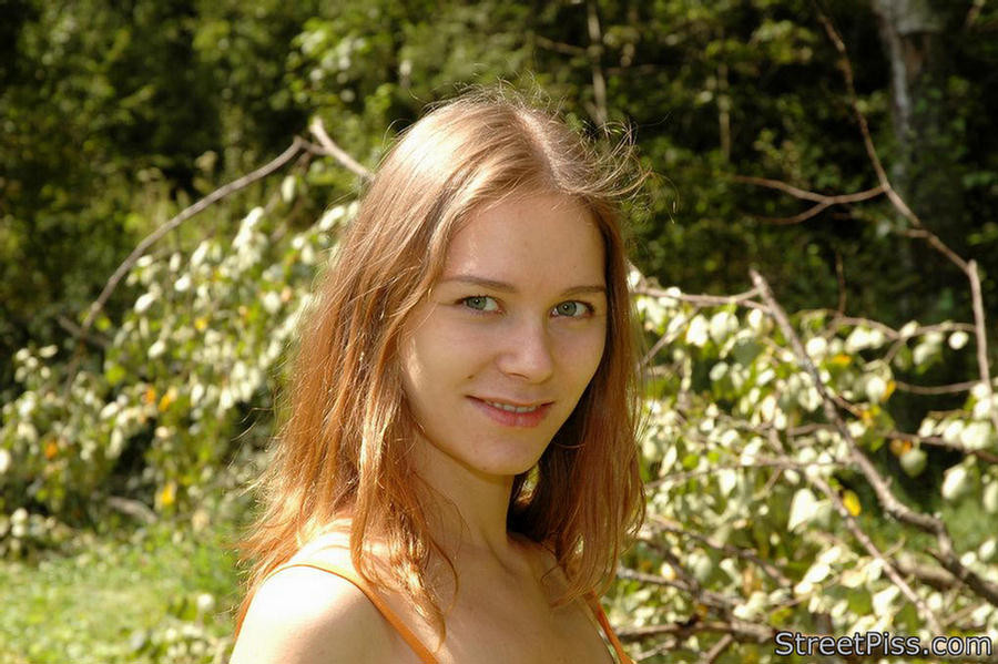Giovane sexy in abito luminoso fa pipì sul legno della foresta
 #76562530