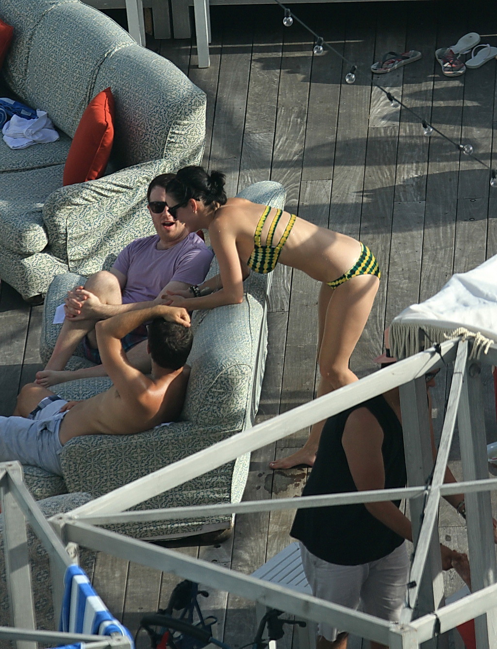 Katy Perry trägt einen gelb-grünen trägerlosen Bikini am Pool in Miami
 #75255983