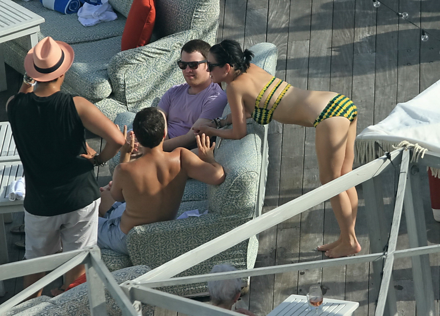 Katy Perry trägt einen gelb-grünen trägerlosen Bikini am Pool in Miami
 #75255993