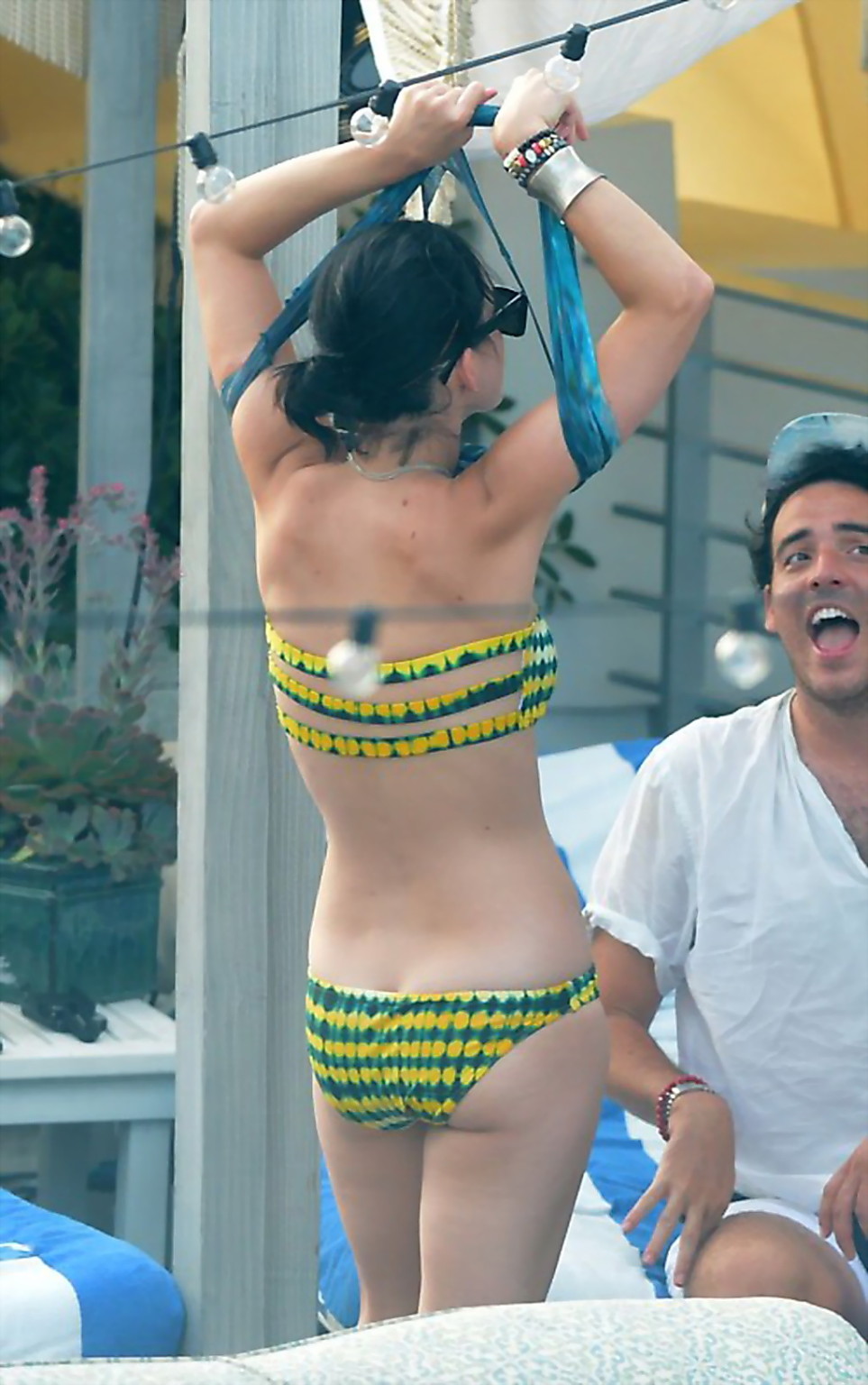 Katy Perry trägt einen gelb-grünen trägerlosen Bikini am Pool in Miami
 #75256005