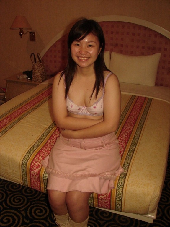Süßes und molliges chinesisches Mädchen posiert für die Kamera
 #69824891