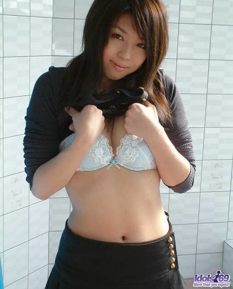 La jolie asiatique rin pose en bikini sexy et montre ses fesses
 #69785801