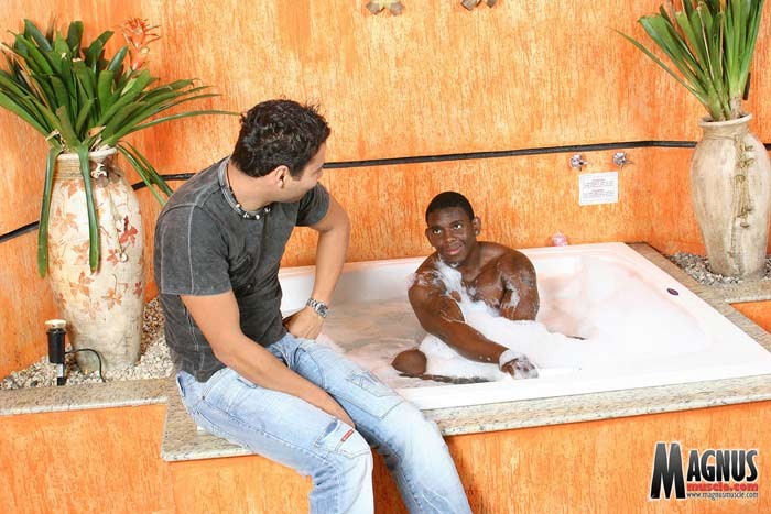 Interracial Homosexuell Paar ficken sich gegenseitig in der Wanne #76982717