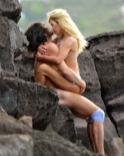 Shauna sand en train de tailler une pipe et de faire l'amour sur une plage
 #75263901