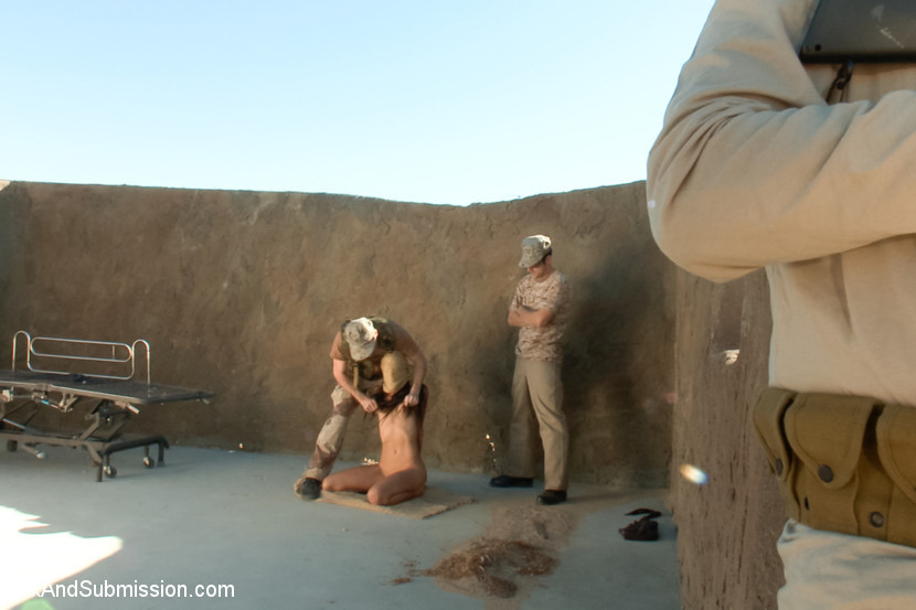砂漠アナル作戦：2人の美しいセクシーガールが残酷に犯される！？
 #68704440