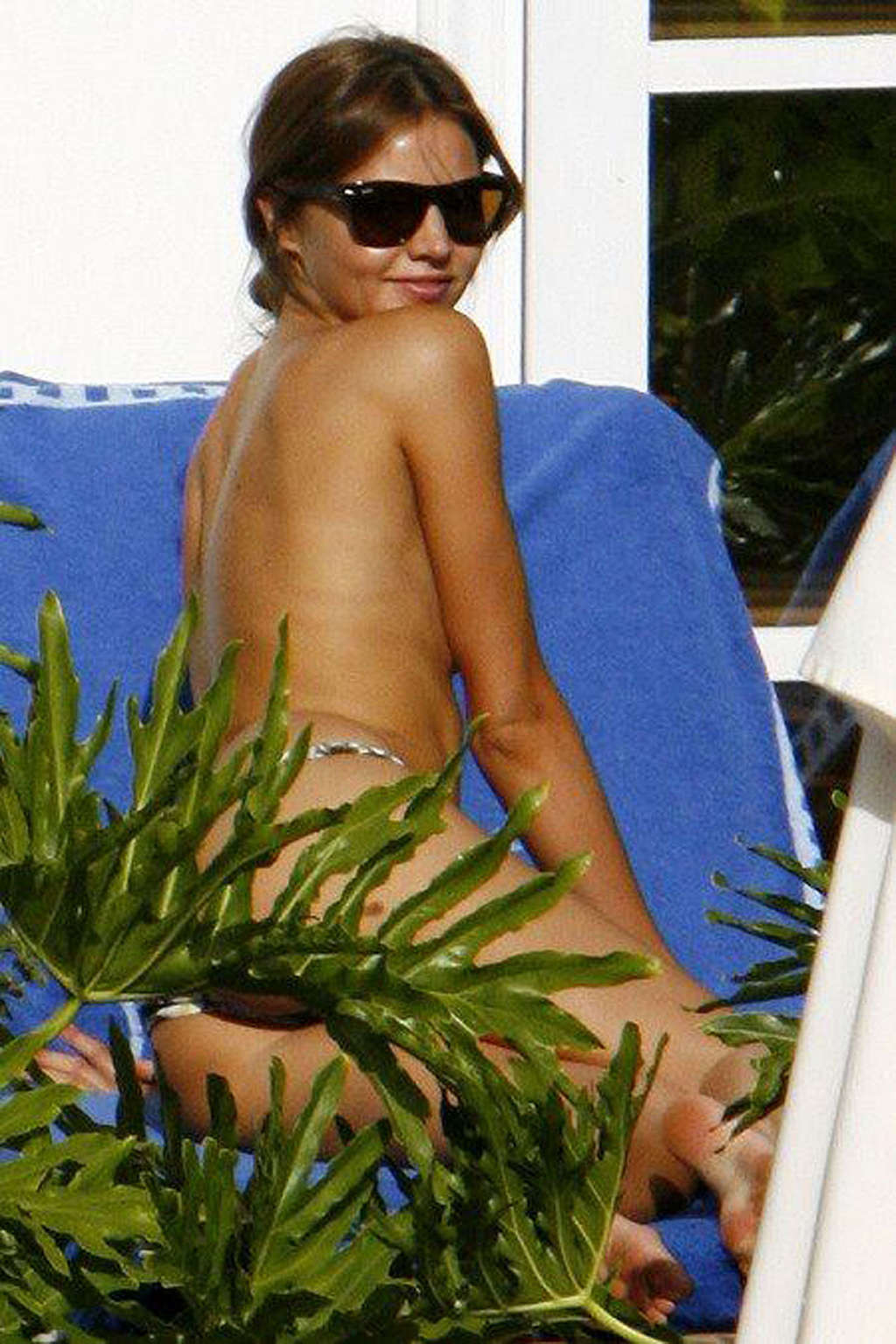 Miranda Kerr genießt am Strand in topless und zeigt ihren sexy Körper
 #75373055