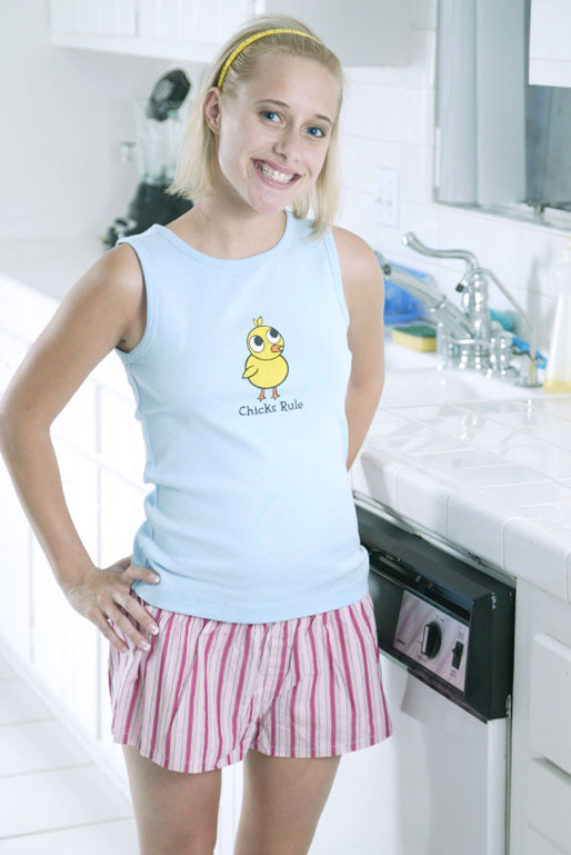 Amanda, une jeune blonde, se fait plaisir dans la cuisine.
 #67997500
