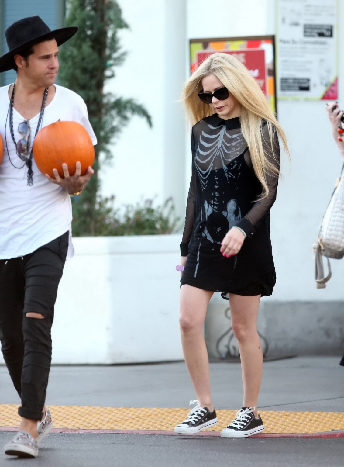 Avril Lavigne skeleton costume malfunction and ass show #75150910