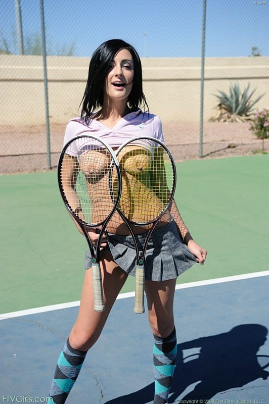 Beauté en jupe courte sans culotte s'exhibant sur un court de tennis
 #71013526