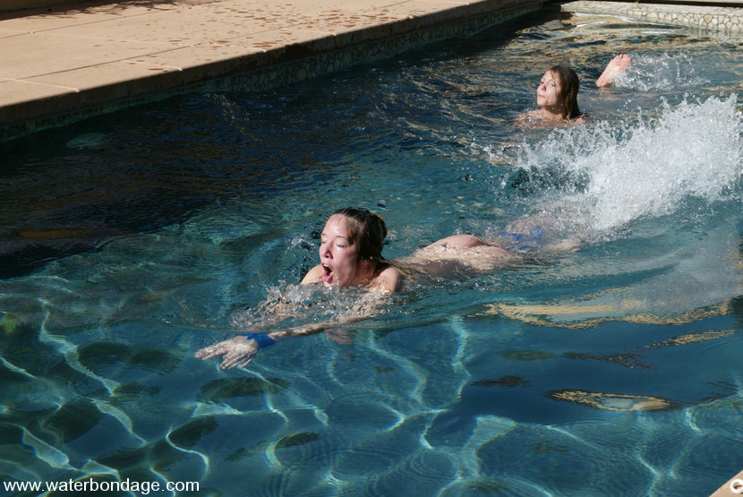 Jade und Brooke bekommen Wasserschlacht
 #72169326