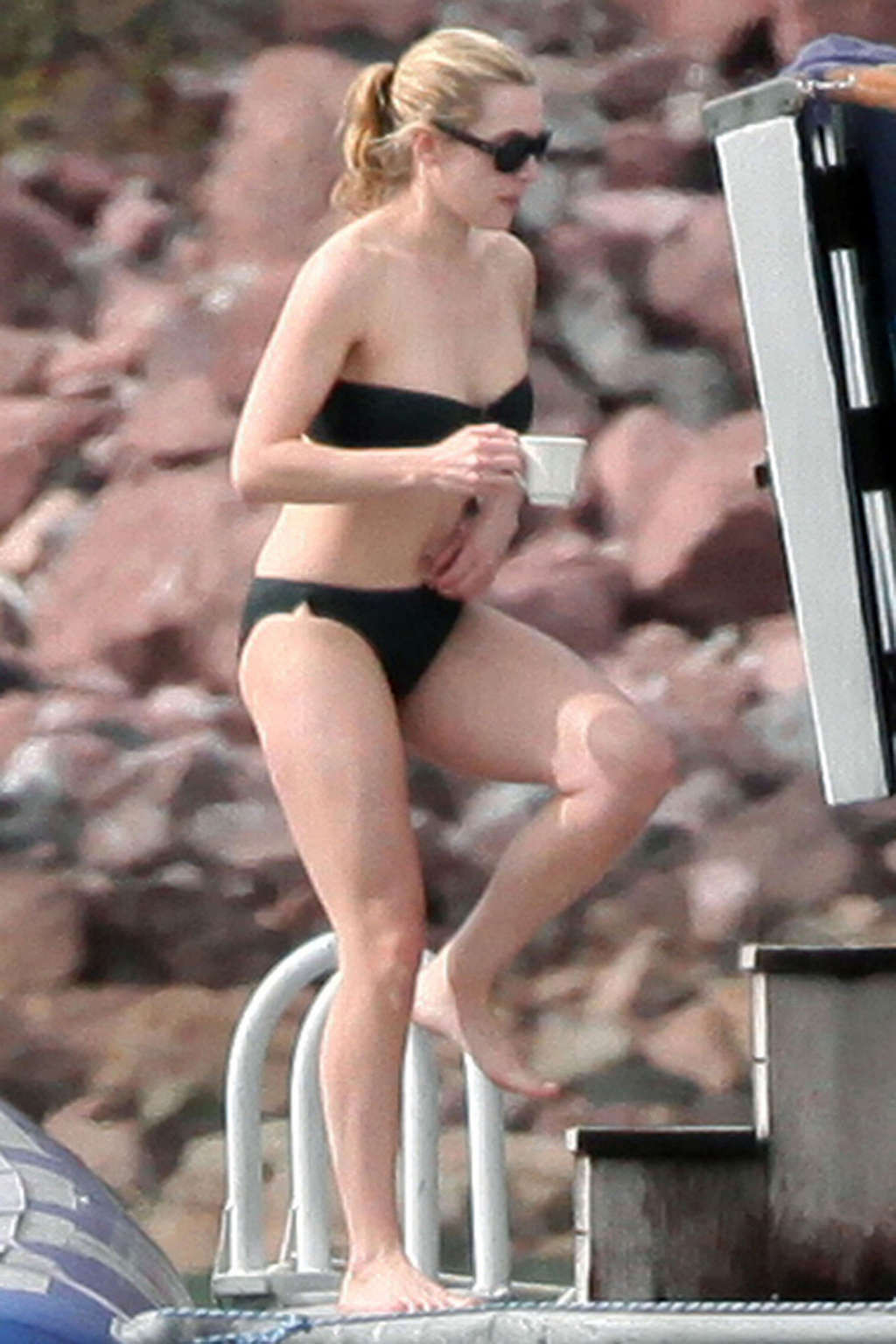 Kate winslet mostrando su puto cuerpo sexy y su culo en bikini
 #75356215