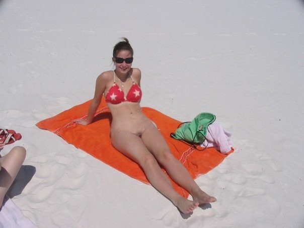 La sabbia non è così calda come questi due nudisti
 #72255307