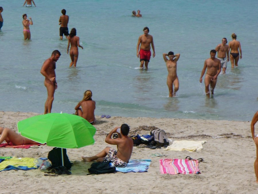 La arena no es tan caliente como estos dos nudistas
 #72255336