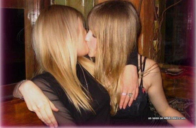 Des lesbiennes amateurs chaudes et excitées s'embrassant en public.
 #68170254