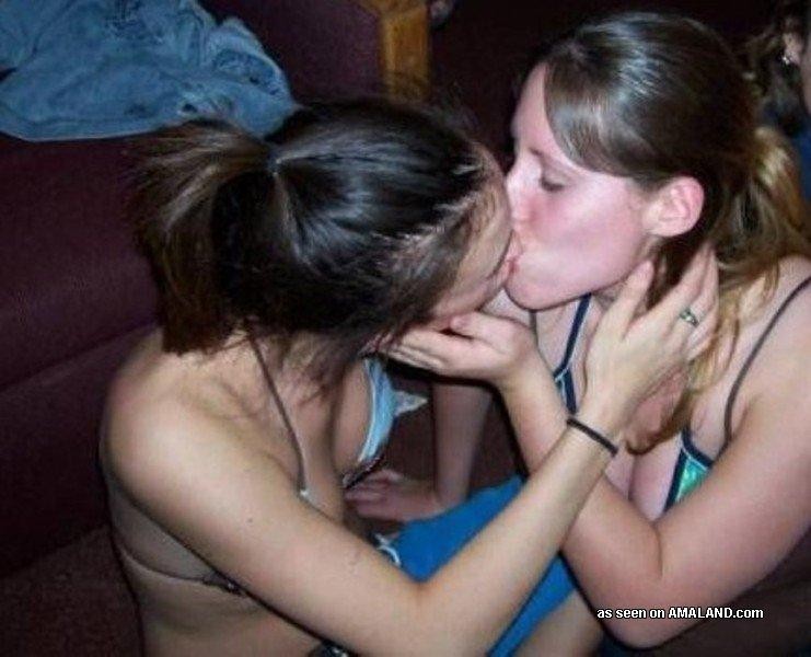 Des lesbiennes amateurs chaudes et excitées s'embrassant en public.
 #68170285