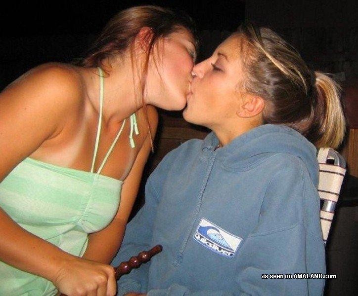 Des lesbiennes amateurs chaudes et excitées s'embrassant en public.
 #68170311