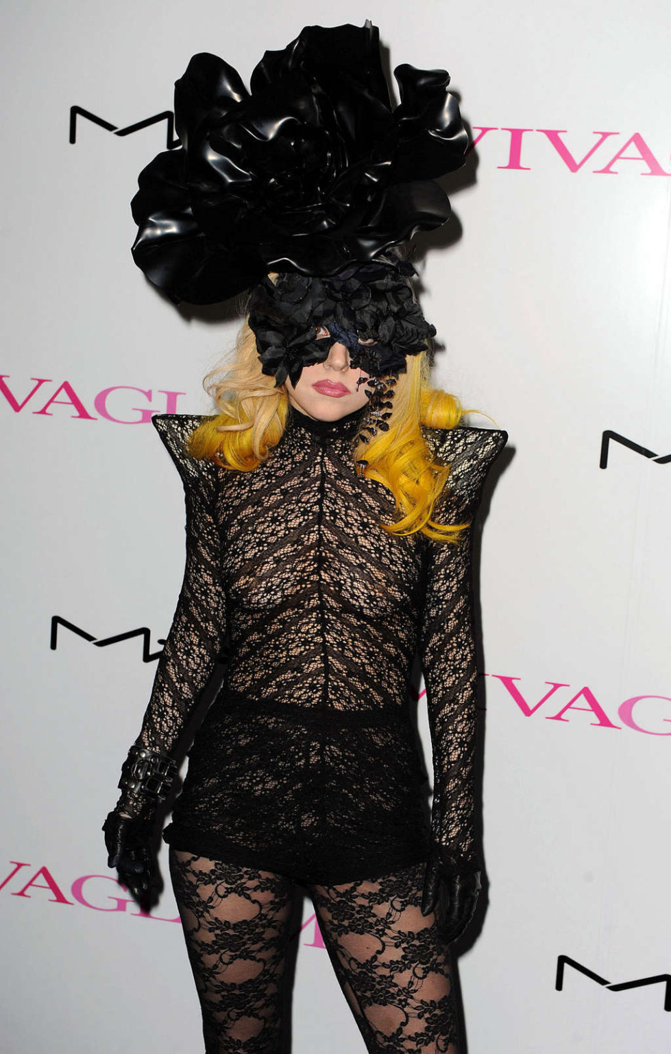 Lady Gaga in vedere attraverso il vestito che mostra tette e culo in pubblico
 #75357694