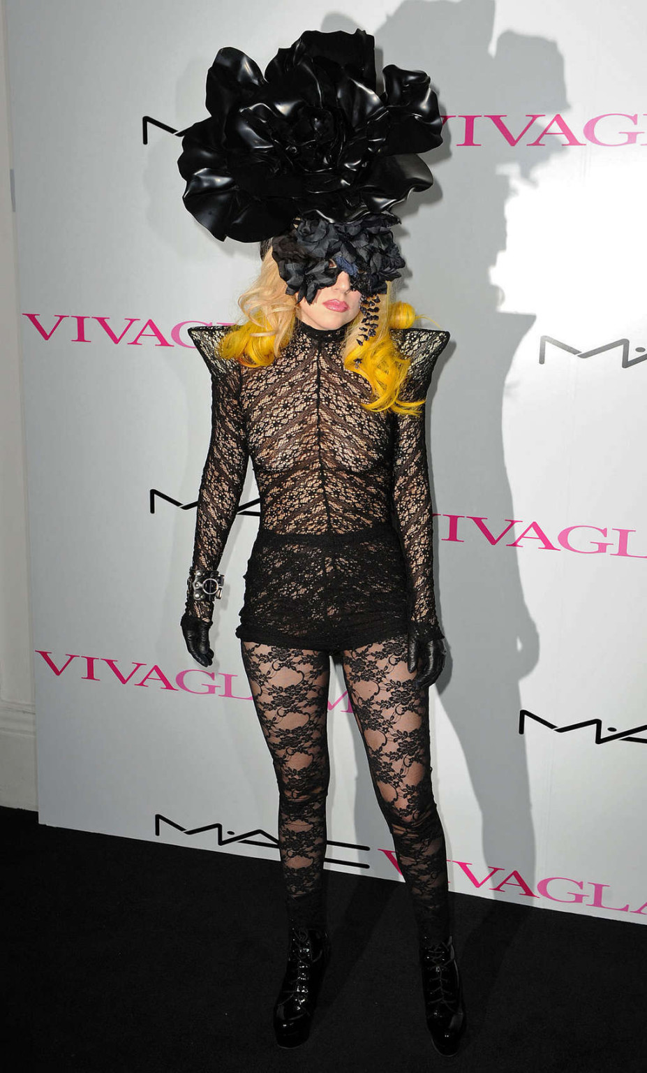 Lady Gaga in vedere attraverso il vestito che mostra tette e culo in pubblico
 #75357702