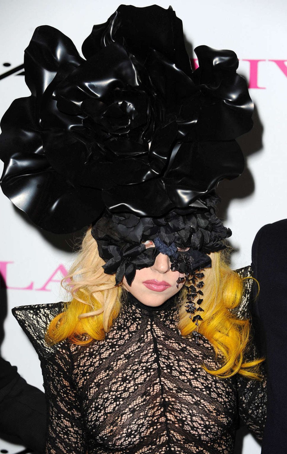 Lady Gaga in vedere attraverso il vestito che mostra tette e culo in pubblico
 #75357713