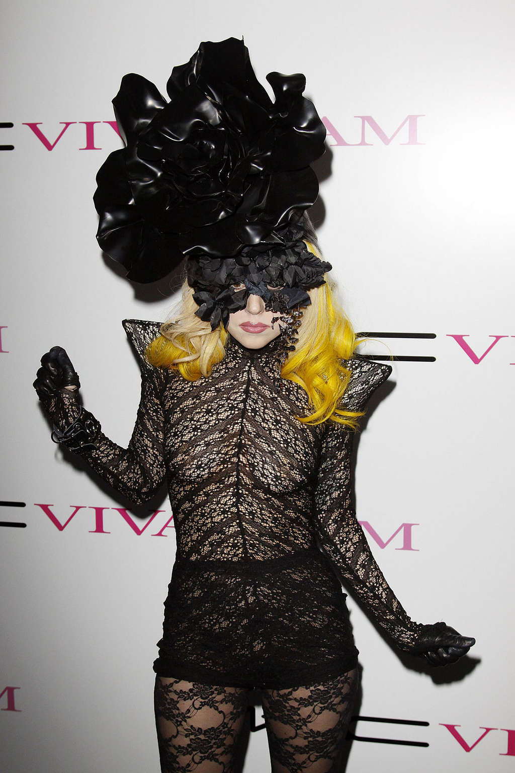 Lady Gaga in vedere attraverso il vestito che mostra tette e culo in pubblico
 #75357755