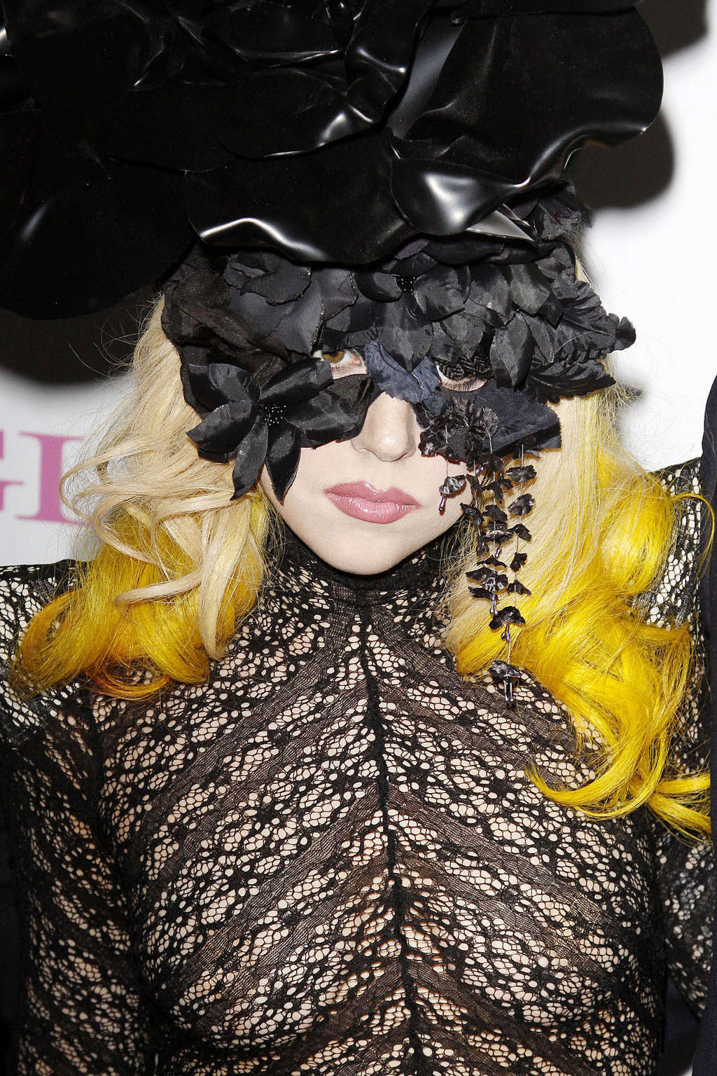Lady Gaga in vedere attraverso il vestito che mostra tette e culo in pubblico
 #75357764