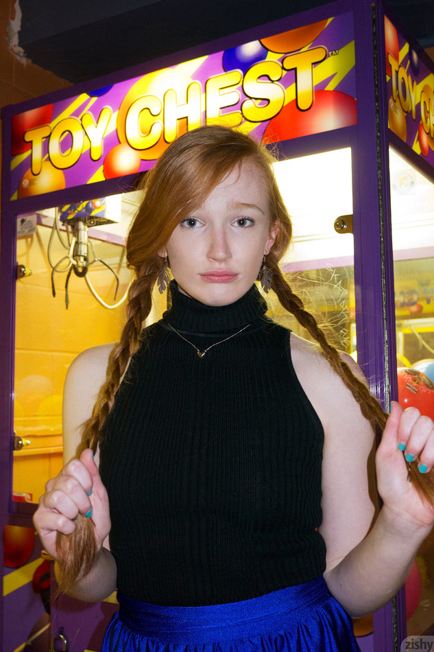 Rothaarige Teenagerin Bree Abernathy hat ihre Haare in geflochtenen Zöpfen, während sie kocht
 #78641930