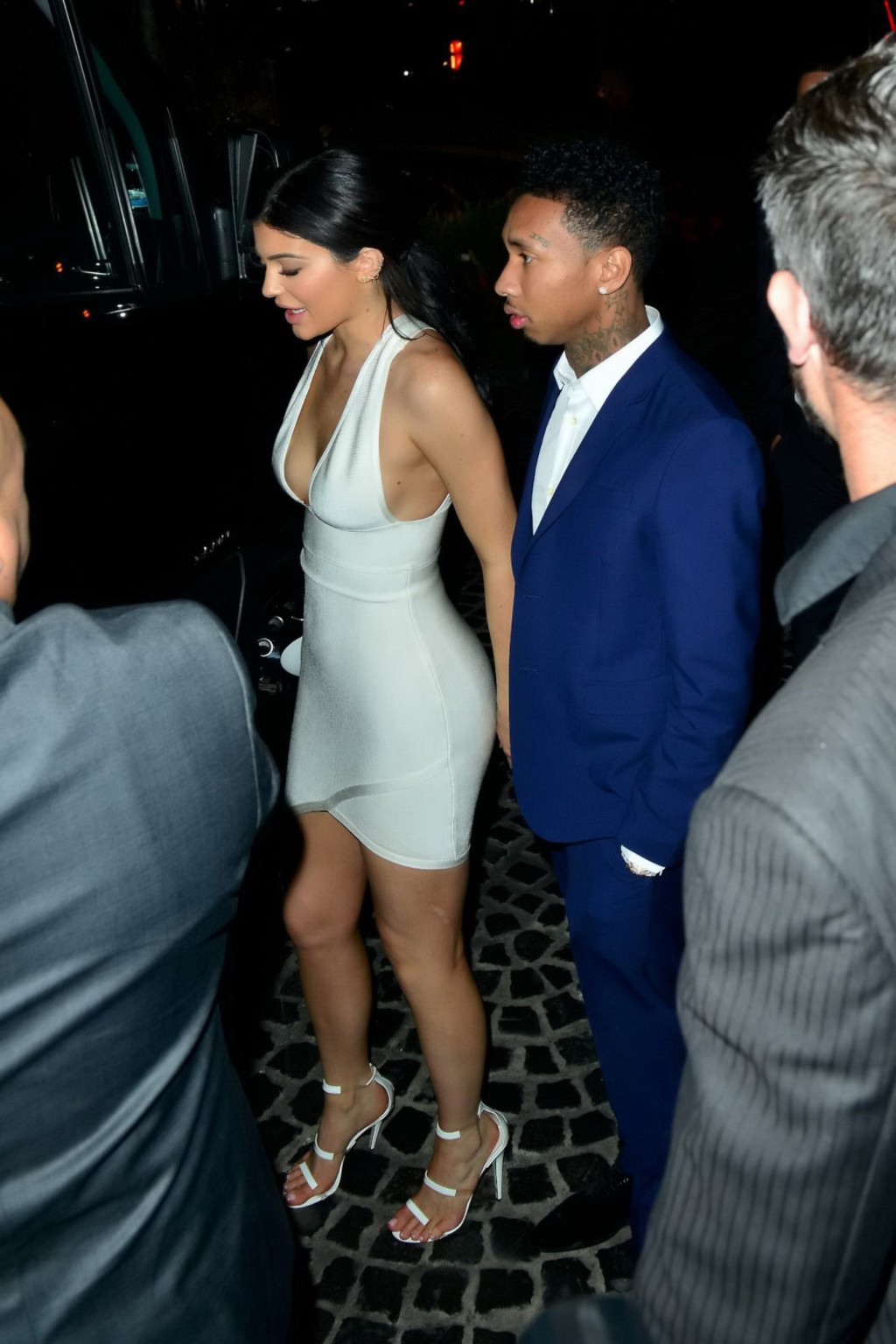 Kylie jenner busty e booty in un piccolo abito bianco
 #75149482