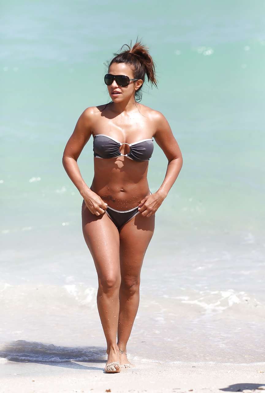 Vida guerra exposant gros cul et gros seins en bikini #75231771