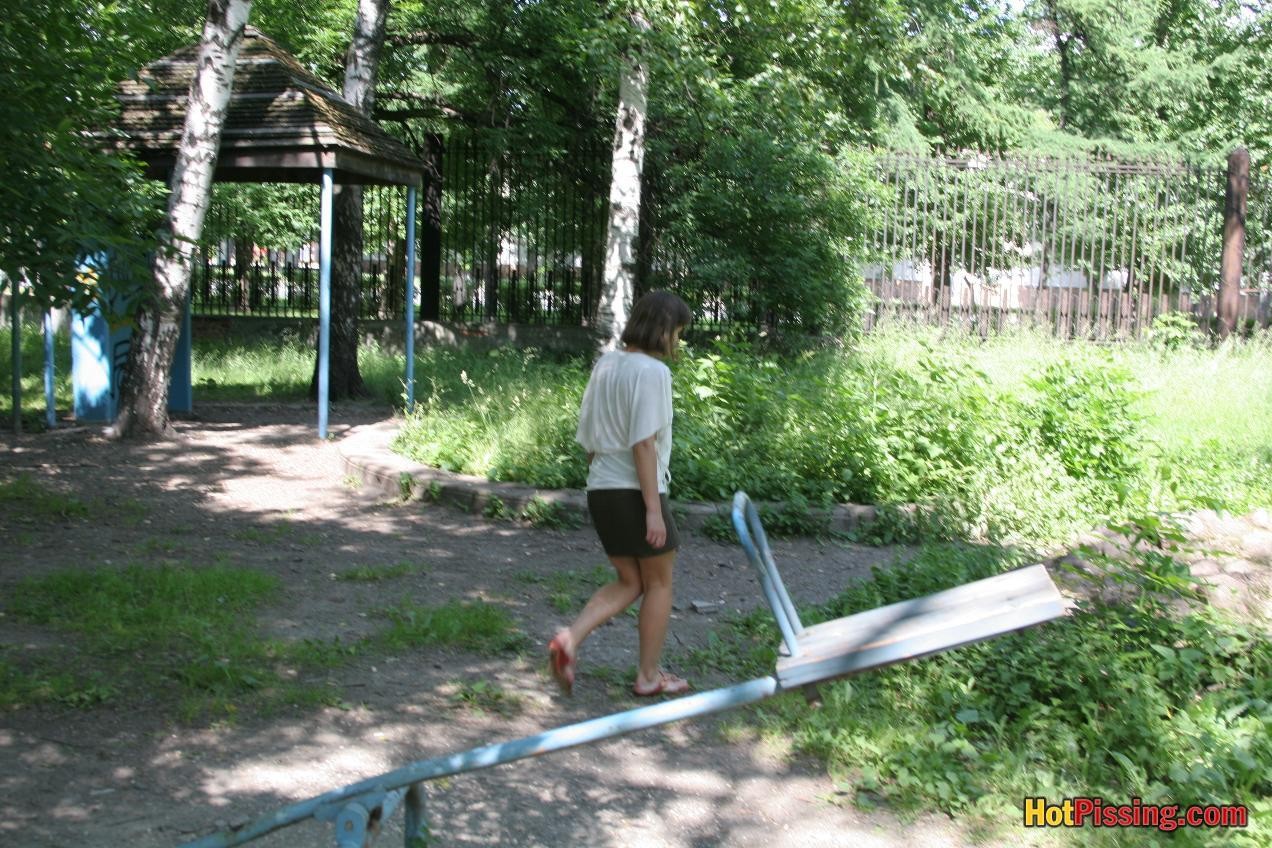 Une fille sexy vide sa vessie pleine en se balançant sur les rochers publics.
 #76521743