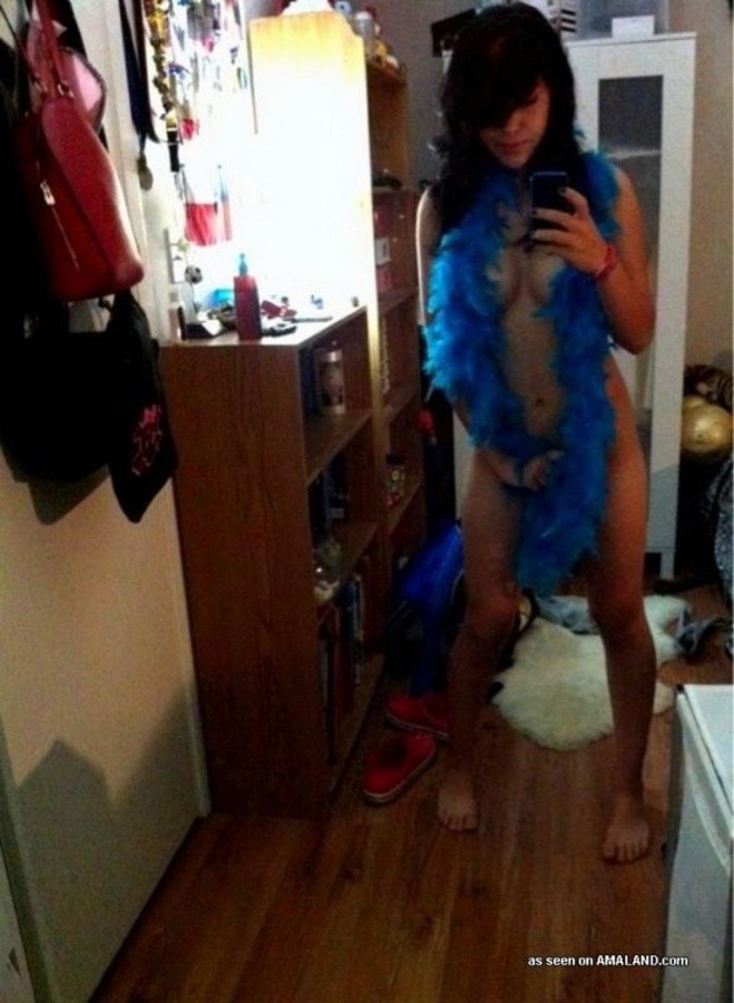 Galería de fotos de una joven sexy amateur haciendo camwhoring en su habitación
 #67169900