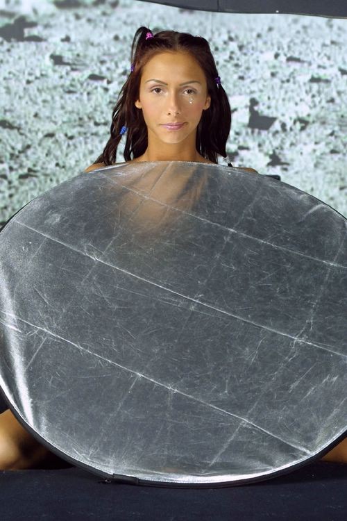 Nena morena desnuda posando desnuda en la luna
 #79441824