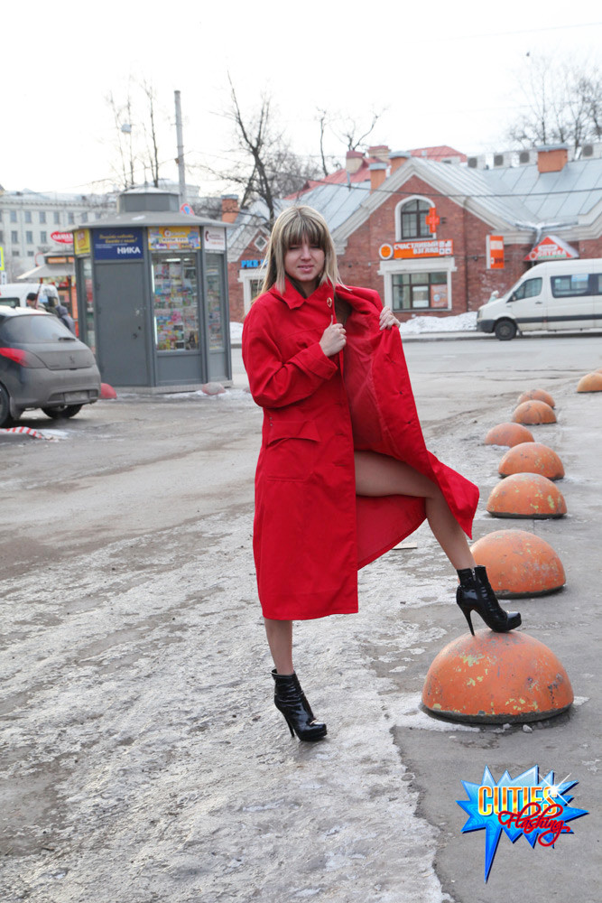 Une fille russe coquine montre son corps parfait dans la rue.
 #67340690