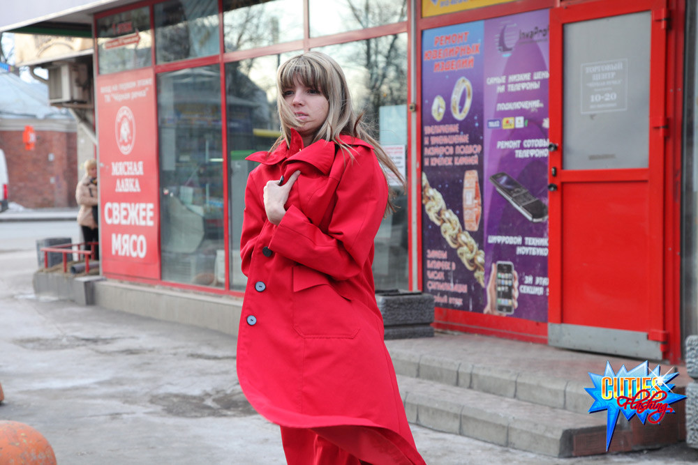 Freches russisches Mädchen zeigt perfekten Körper auf der Straße
 #67340818