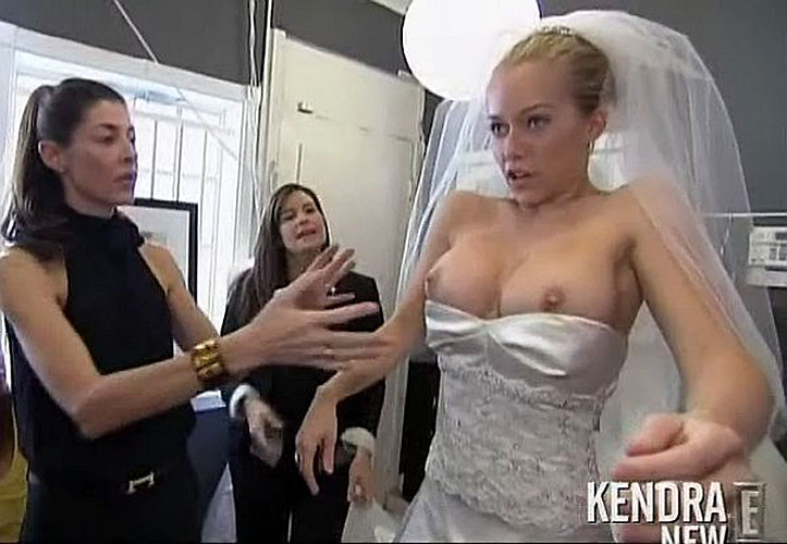 Kendra wilkinson montre ses gros seins en essayant une robe de mariée et son cul en l'air
 #75386792