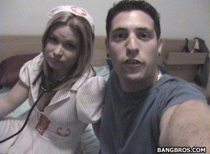 Enfermera joven dando una paja pervertida a su novio
 #78550419