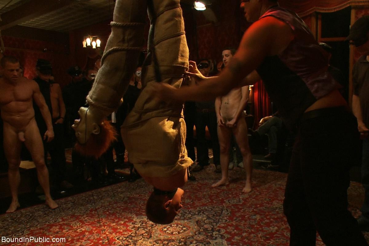 Gay schiavo viene legato e scopato in pubblico da un gruppo di gay
 #76901012