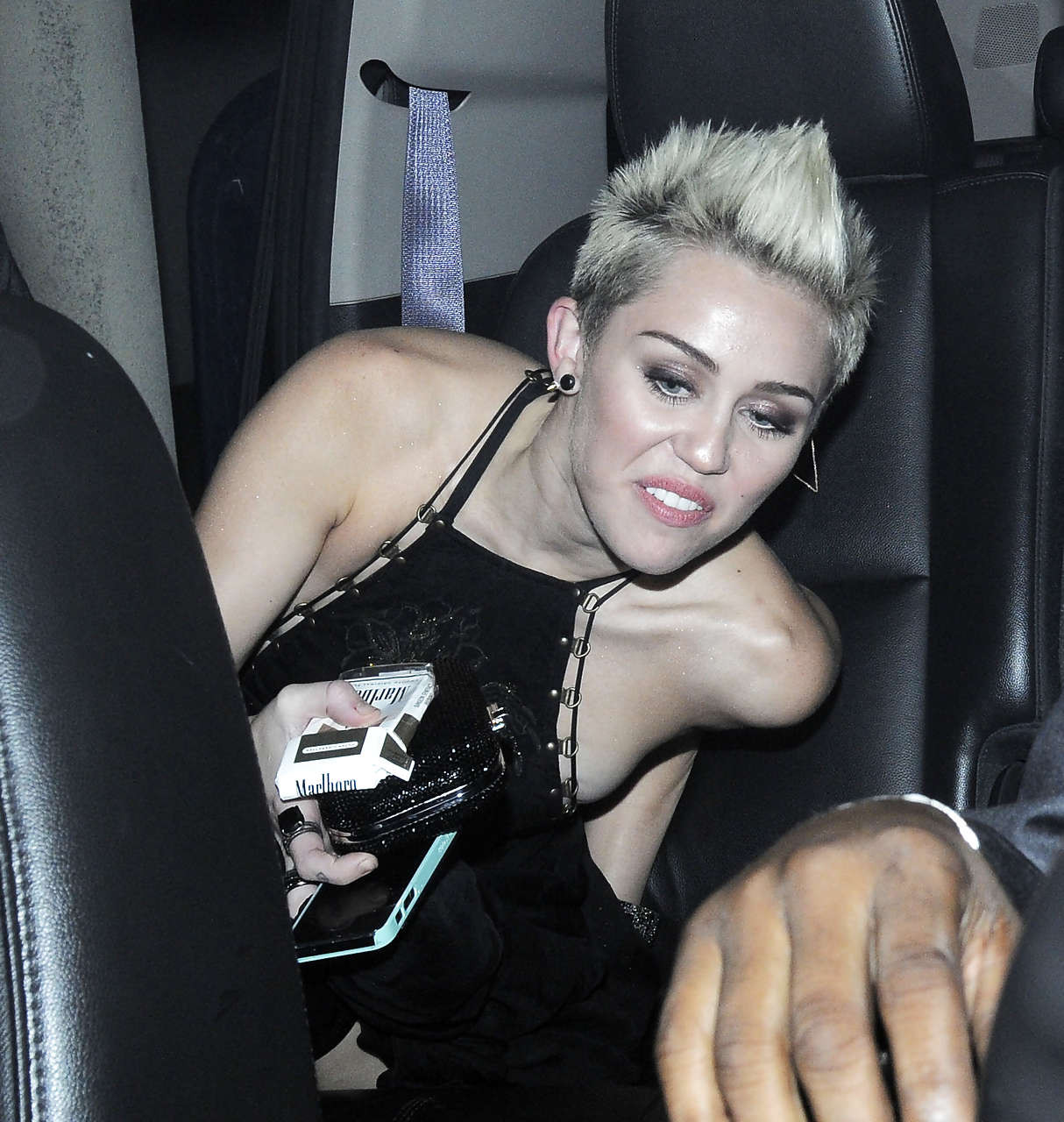 Miley cyrus、イブニングドレスで非常にホットでセクシーに見える
 #75241283