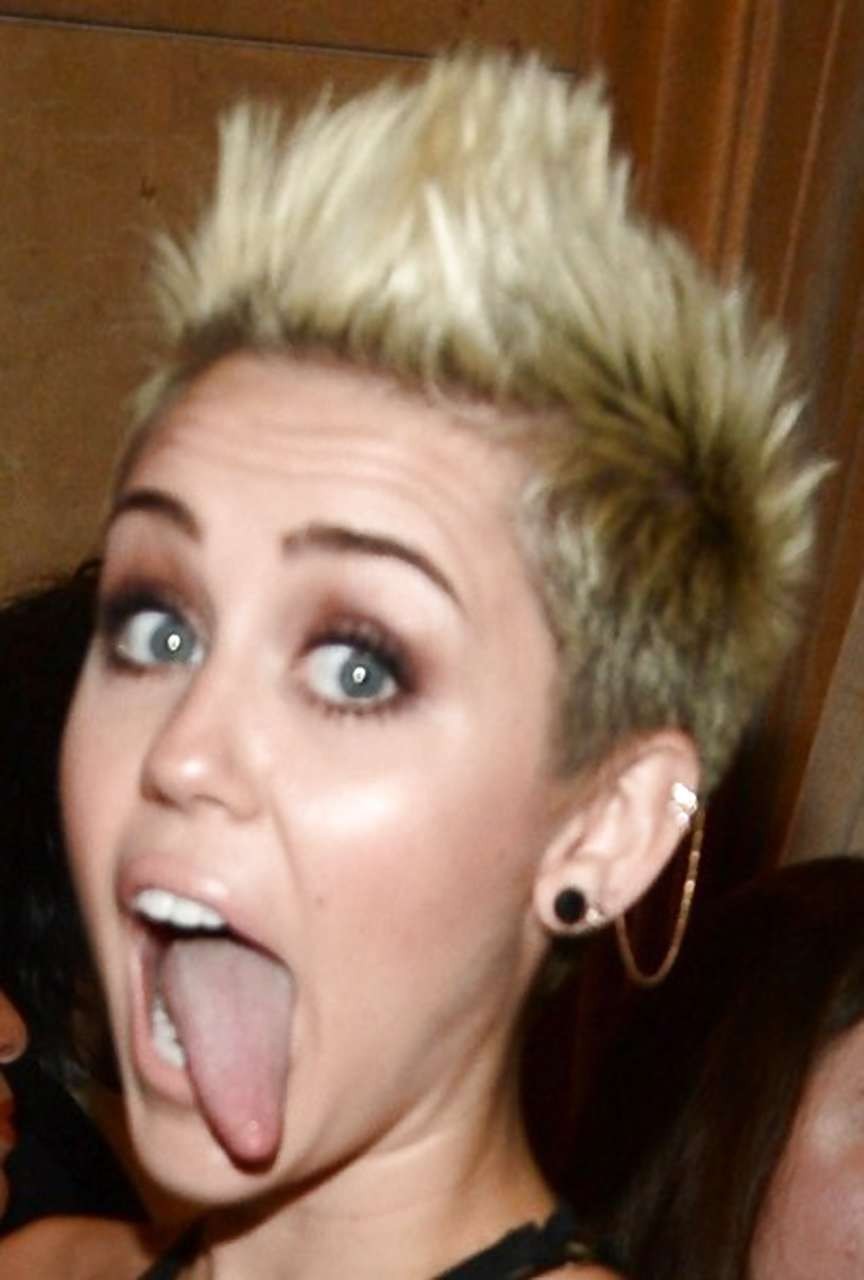 Miley Cyrus sieht sehr heiß und sexy im Abendkleid aus
 #75241309