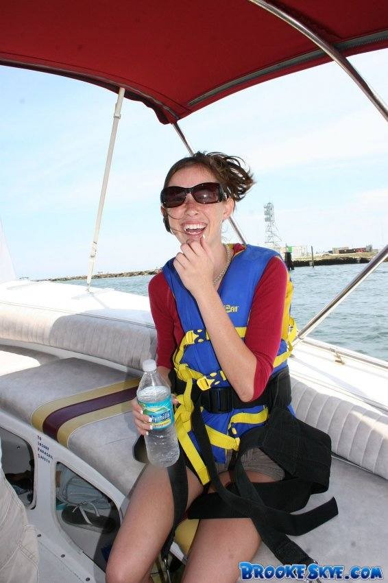 Ragazze lesbiche giovani su una barca mangiano la figa
 #78250012