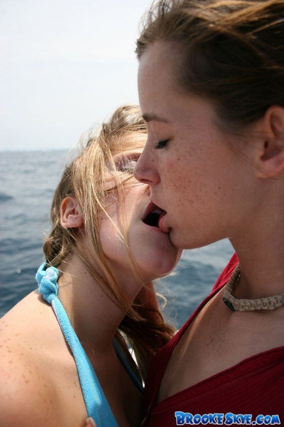 Jóvenes lesbianas en un barco comiendo coños
 #78250030