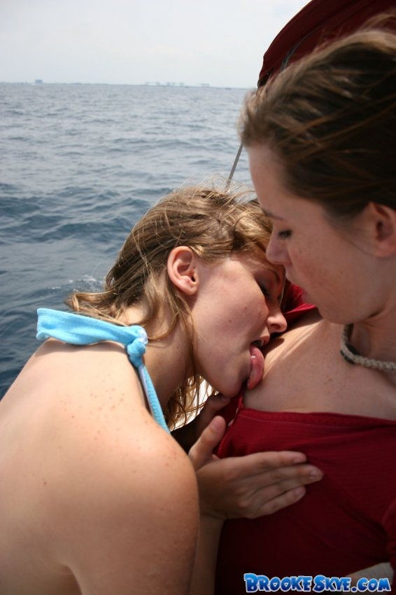 Ragazze lesbiche giovani su una barca mangiano la figa
 #78250035
