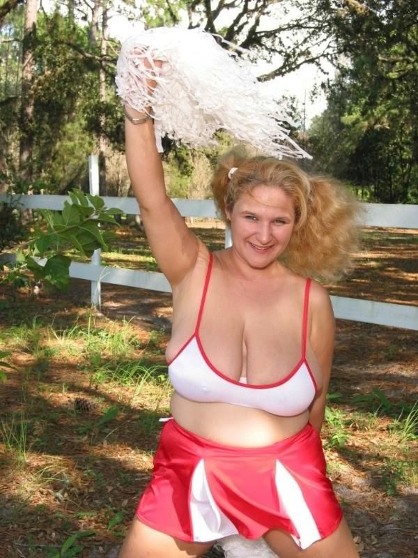 Tette enormi bionda grassa in uniforme cheerleader teasing all'aperto
 #71830966