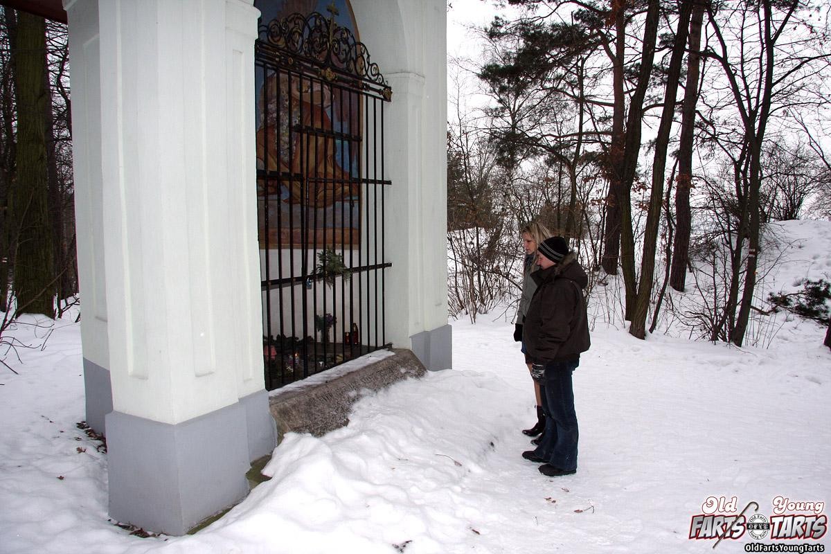 Pulcino carino che scopa un anziano molto vecchio nella fredda neve bianca
 #78607868