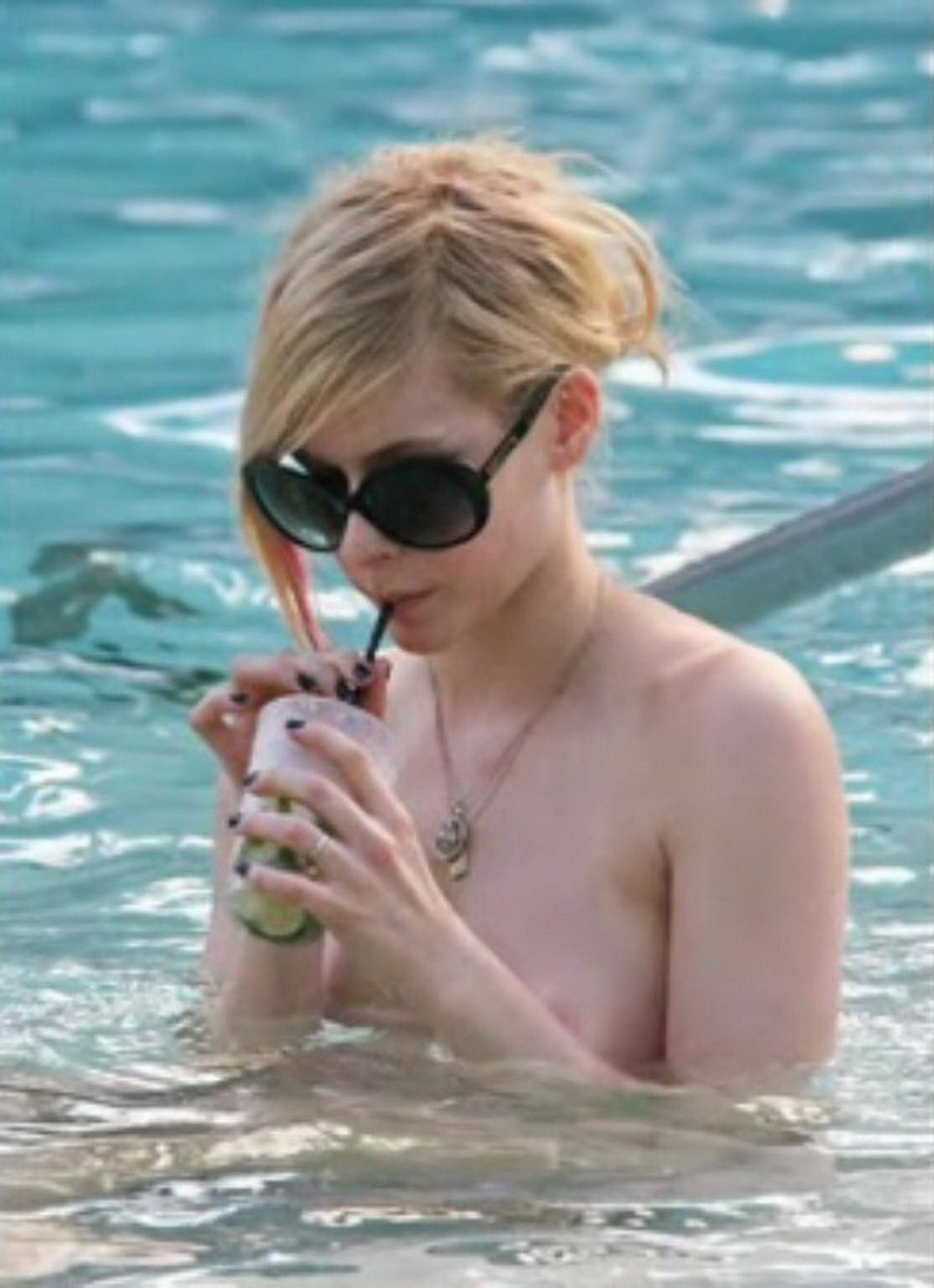 Avril Lavigne caught naked in the pool with her friend