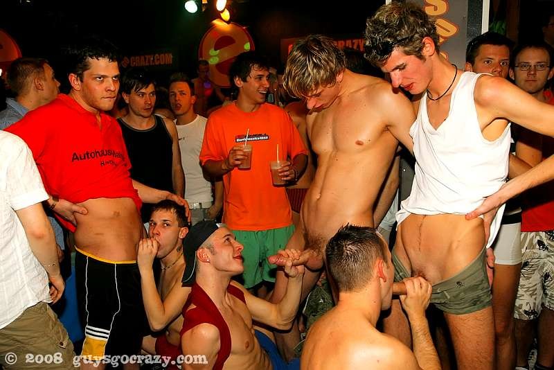 I gay fanno sesso scivoloso durante la lotta sexy con l'olio
 #76985615
